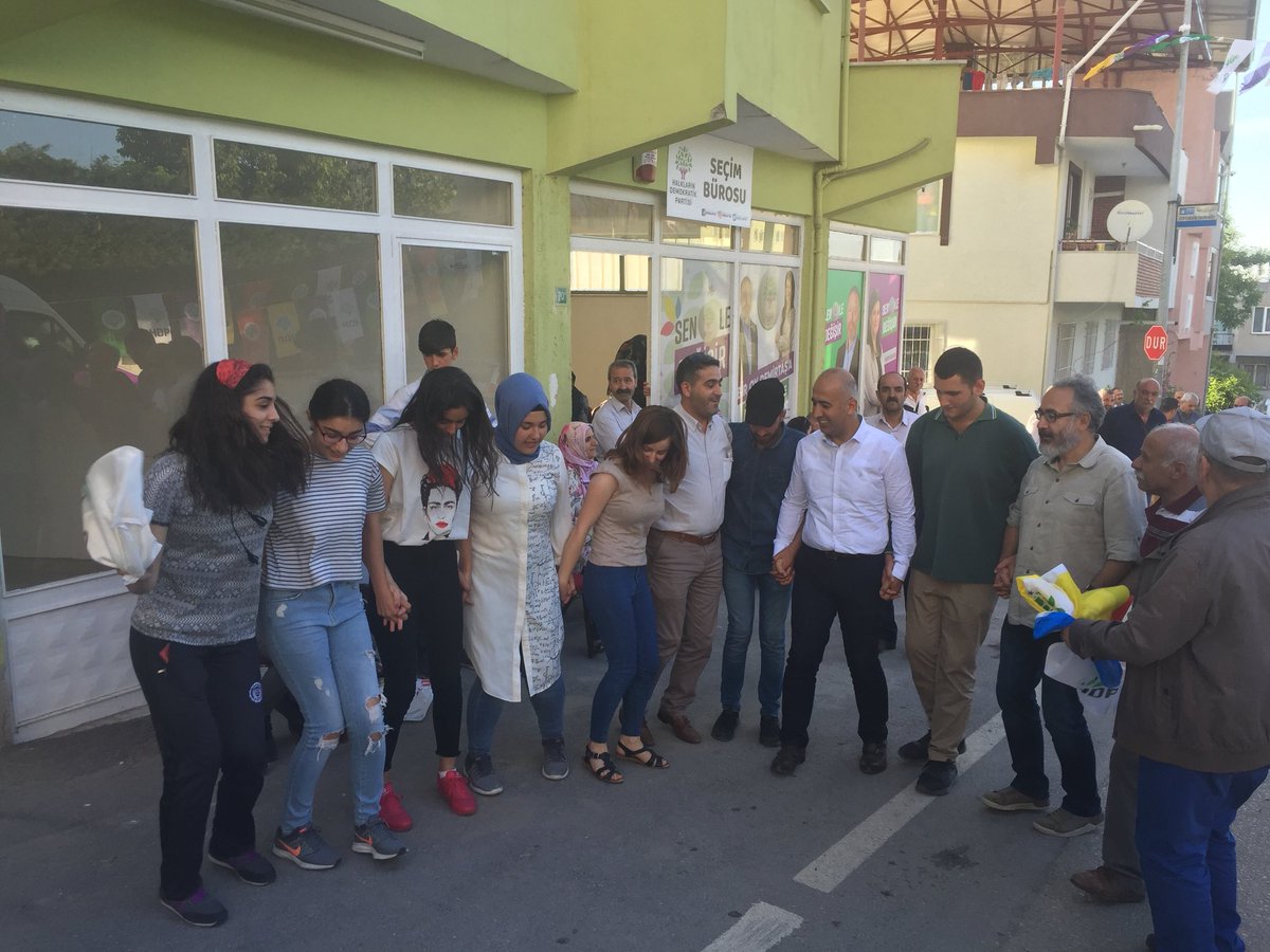 Yıldırım Esenevler mahallesinde HDP Bursa 2.bölge Mv’lerimiz il eş başkanlarımız ilçe yöneticilerimiz ve halkımızla birlikte seçim irtibat bürosunun açılışını gerçekleştirdik. Ve Mutlaka kazanacağız diye haykırdık! <a href="/Av_CKirkazak/">Cahit Kırkazak</a> 
#SenleDeğişir