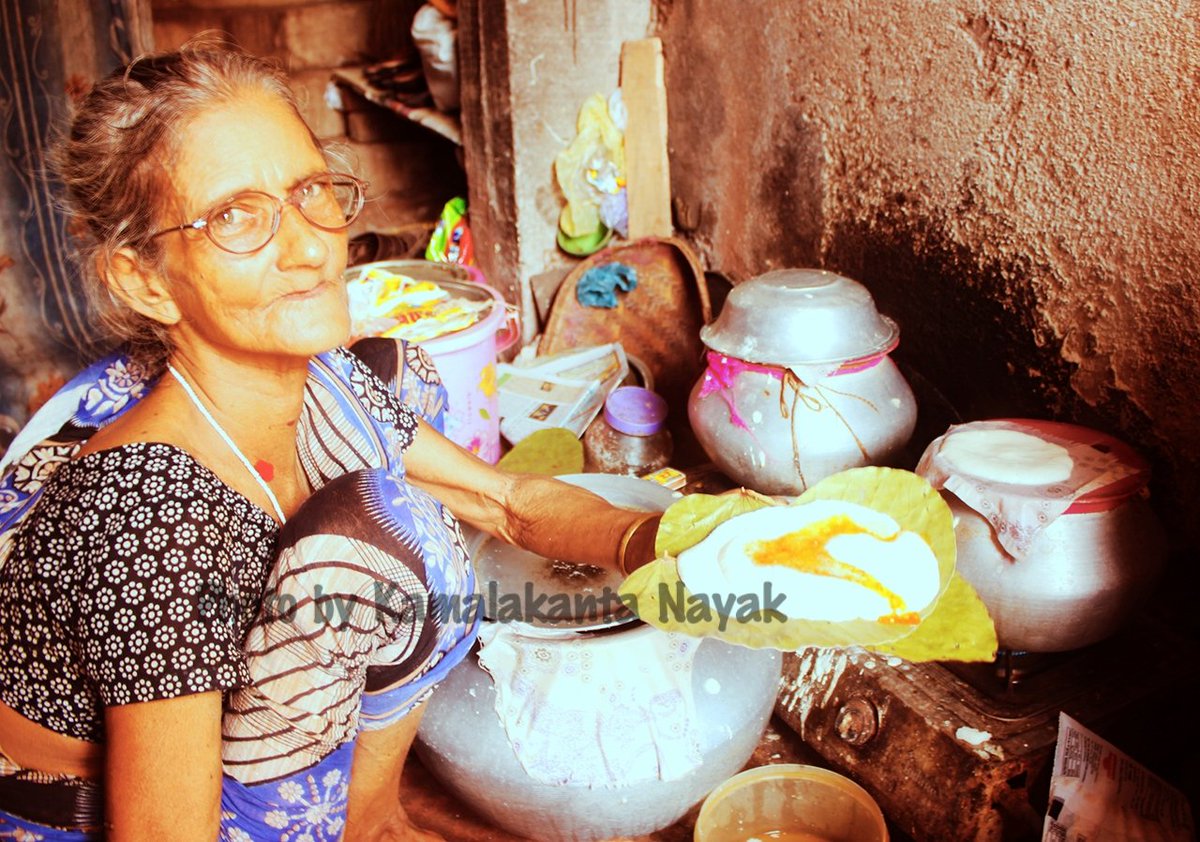 kamalakantNayak's tweet photo. Our beloved mousi and her famous steam Pitha.
#CUTTACK @kamalakantNayak #FoodofCuttack @Food_Odisha
#SteamCake #Cake https://t.co/3IAwaKNMAF