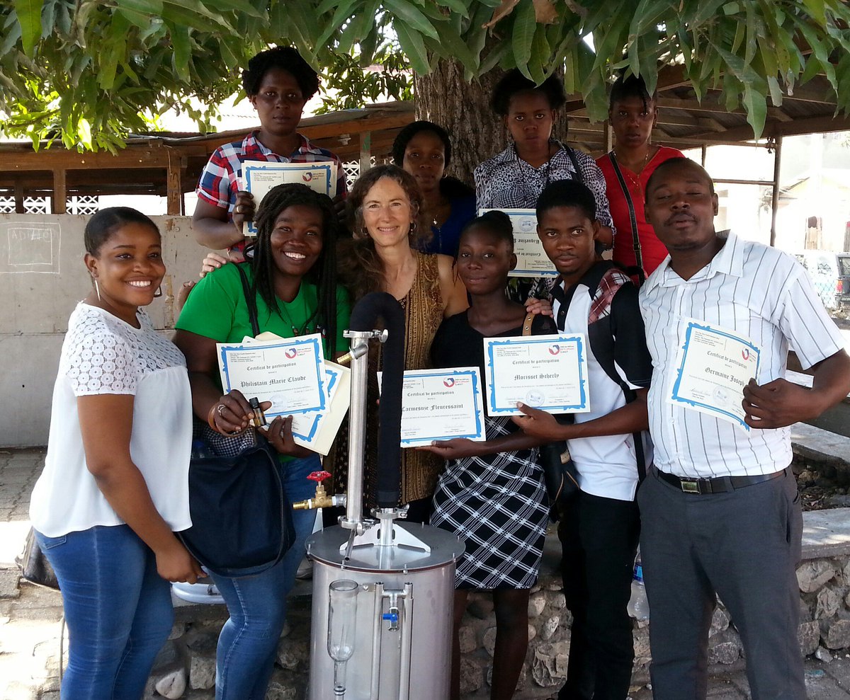 PartnersAgFood's tweet photo. Clare Licher, of Phibee Aromatics, has helped farmers in the Caribbean increase their incomes through #essentialoils production. Recently in Haiti, she worked with @Prosperity_Cat beekeepers in identifying high-yielding plants for distillation. Read more 👉https://t.co/nc5vB0aR9e https://t.co/m5aN3SVCOZ