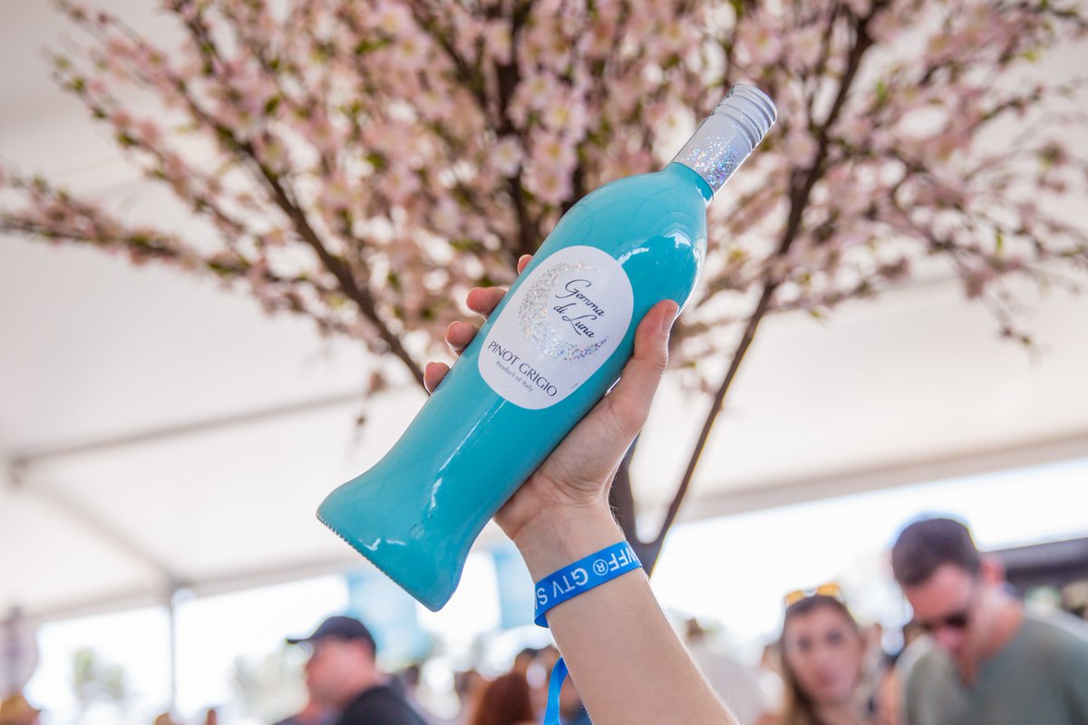 Raise your hand if Gemma di Luna is your favorite wine🙋‍♀️

#GemmaDiLuna #ItalianLuxuryCollection #Wine #WhiteWine #ItalianWine #PinotGrigio #InstaWine #WineStagram #WineLover