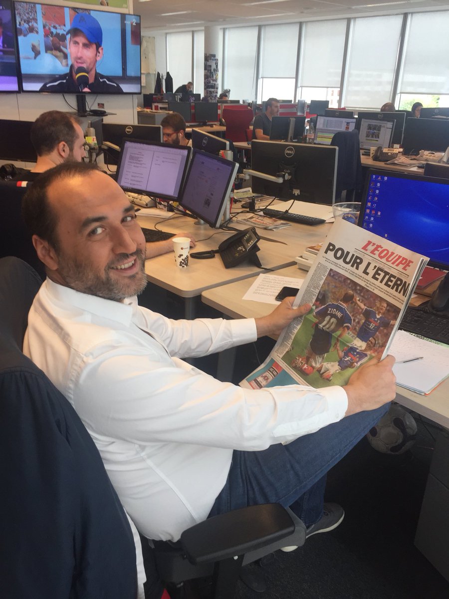 lequipedusoir's tweet photo. 🚨🚨[🎀🎁🎊 ALERTE CADEAU 🎊🎁🎀]🚨🚨 

On vous fait gagner la réédition du numéro légendaire du journal @lequipe datée du 13 juillet 1998 🏆

Pour tenter votre chance: 

🔁Retweetez🔁
☑Followez☑ le compte de l'#EDS

Des bisous ! 
Cc @m_benterki https://t.co/wppsuXuDDR