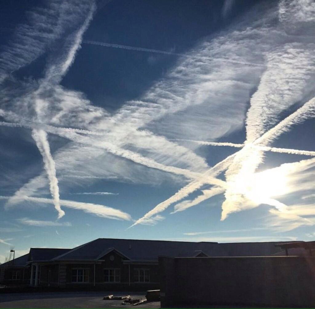 SteerMark's tweet photo. Psychopaths are spraying every inch of the globe with Neurotoxic HeavyMetals..believe it or not.
#GeoengineeringGenocide.
To cool the earth with 'geo' one would spray the equator not focus on spraying polar regions๐esp in winter๐ค..peeps even see SRM at night๐ณ@OpChemtrails https://t.co/3f32tASewY