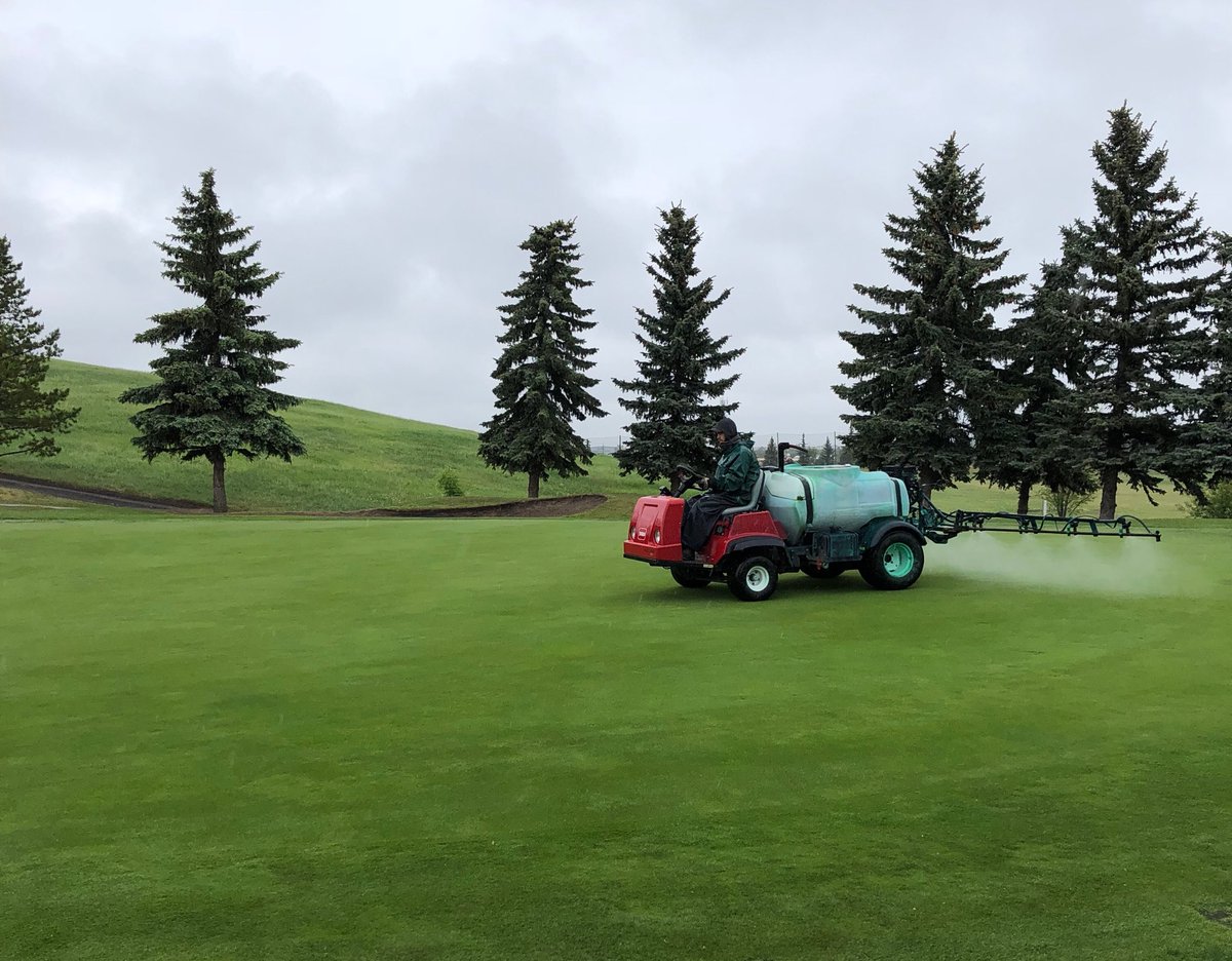 tmpaquette's tweet photo. Not much makes me feel more efficient than applying soil penetrant/wetting agents in the rain. @BYTurf @Becks_cory @PlantFoodCo #FloThru #HydrationAPlus https://t.co/wdNglBdP3e