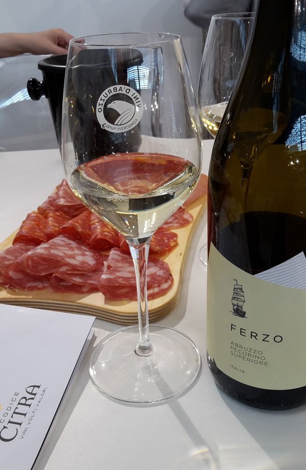 Bluarte1's tweet photo. #Wine #Vinitaly #produttori #CodiceCitra #Montepulciano d #Abruzzo #Ferzo et #Caroso https://t.co/K5vx0l42bD https://t.co/G8cdBZlaWc