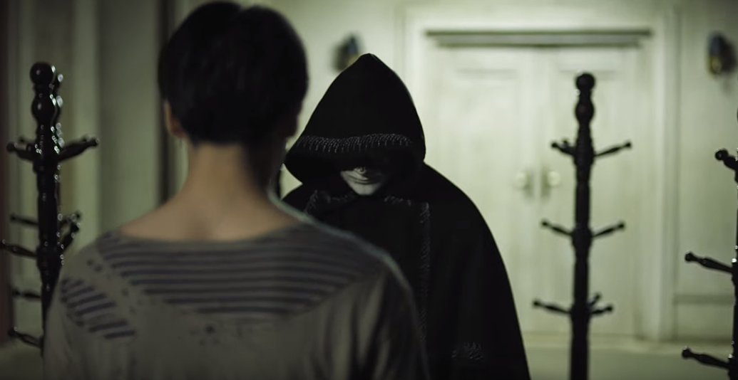 mslittlerinran's tweet photo. Guys! It's not a person! It's just a costume! 
That's why the rest of the hangers were empty. Boys already took their robes and Jungkook was the last one. https://t.co/2TT0LKsT9s