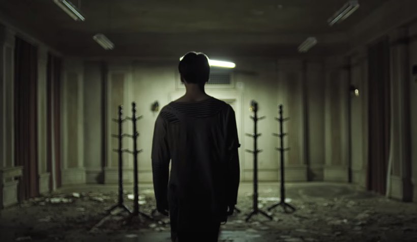 mslittlerinran's tweet photo. Guys! It's not a person! It's just a costume! 
That's why the rest of the hangers were empty. Boys already took their robes and Jungkook was the last one. https://t.co/2TT0LKsT9s