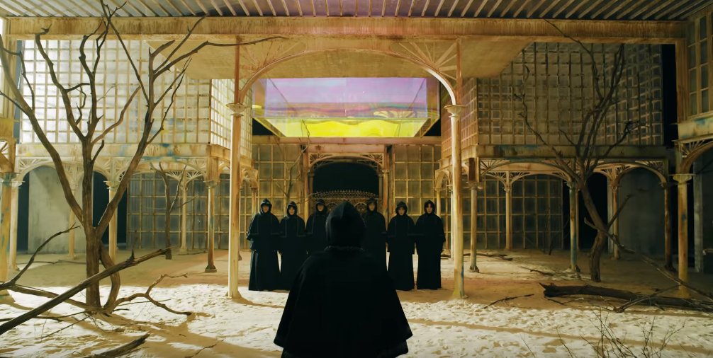 mslittlerinran's tweet photo. Guys! It's not a person! It's just a costume! 
That's why the rest of the hangers were empty. Boys already took their robes and Jungkook was the last one. https://t.co/2TT0LKsT9s