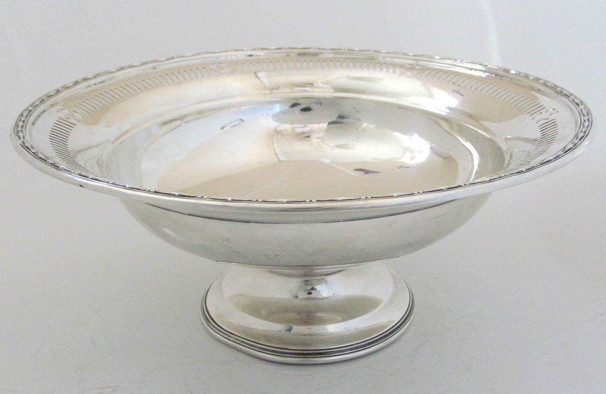 SimplyCLtd's tweet image. Fantastic Barker Brothers solid silver comport...
#silverfind #silvergem #vintage #silverware #hallmarked #barkerbrothers #chester #gift #ebay #seller 

1921 Barker Brothers/Herbert &amp;amp;amp; Frank Barker Solid Silver Comport, Chester  ebay.co.uk/itm/-/26285377… via @eBay_UK