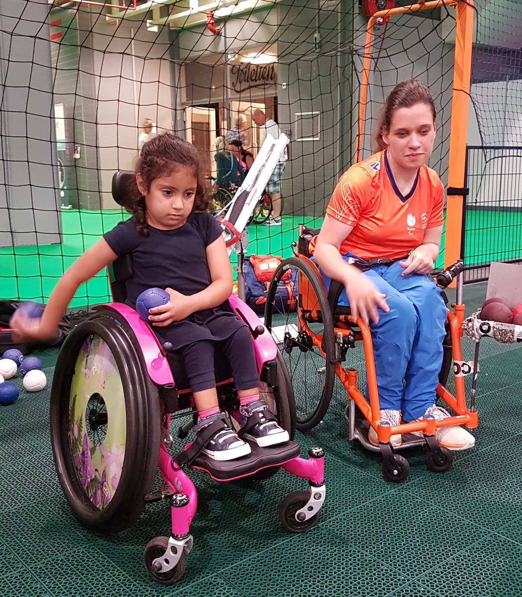 Vandaag stonden we op de <a href="/supportbeurs/">Support Beurs</a> om boccia clinics te geven samen met de <a href="/JCFoundation/">Johan Cruyff Foundation</a> en <a href="/EVFnl/">Esther Vergeer Foundation</a>. En het goede nieuws is: morgen staan we er weer samen met verschillende andere sportbonden😀! Kom langs bij het Cruyff Court en speel mee 🤹💪 #boccia #support2018