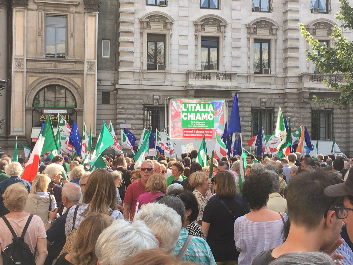 PDSaronno's tweet photo. @ale_alfieri “basta con l’arroganza e la maleducazione” @PDSaronno a #Milano #piazzascala #litaliachiamo https://t.co/h2v9sYqRL6