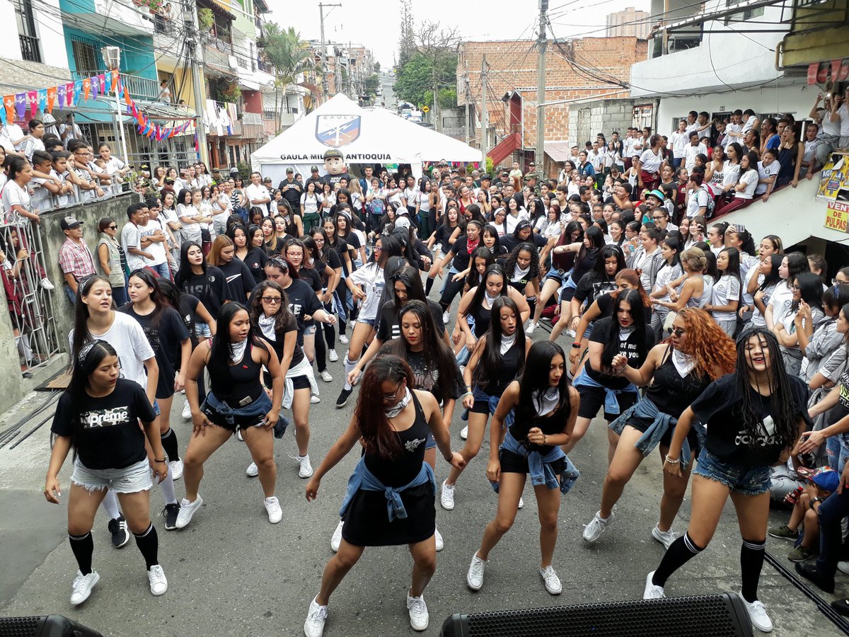 MaryLoperaAlva1's tweet photo. Jóvenes de la Comuna 5 hacen uso del lenguaje corporal y nuevamente son protagonistas de escenarios de ciudad....nos invitan al abandono de la violencia y al fortalecimiento de la #ConfianzaCiudadana. https://t.co/iufUl3Qpzi