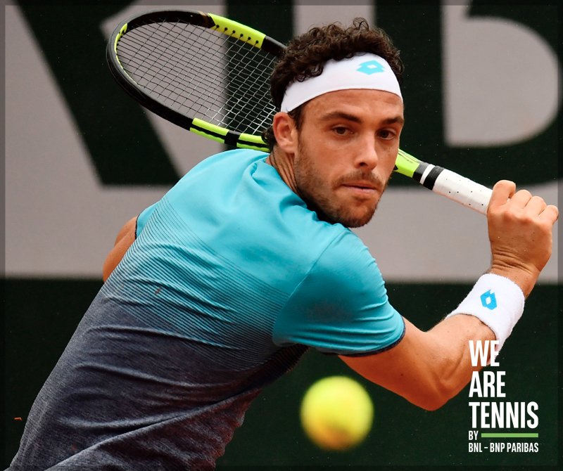 WeAreTennisITA's tweet photo. #Cecchinato firma l'impresa! Battuto #CarrenoBusta 2-6 7-6 6-3 6-1.🇮🇹🙌🎾 #RG18 https://t.co/Irn7ByWAhF