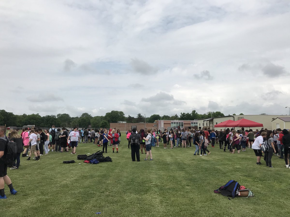 fcsdCompassSC's tweet photo. Games, music &amp; food! Fantastic 8th grade celebration going on thanks to our wonderful PTC! #weloveourptc #csidems18 https://t.co/Yx5ouDamPF