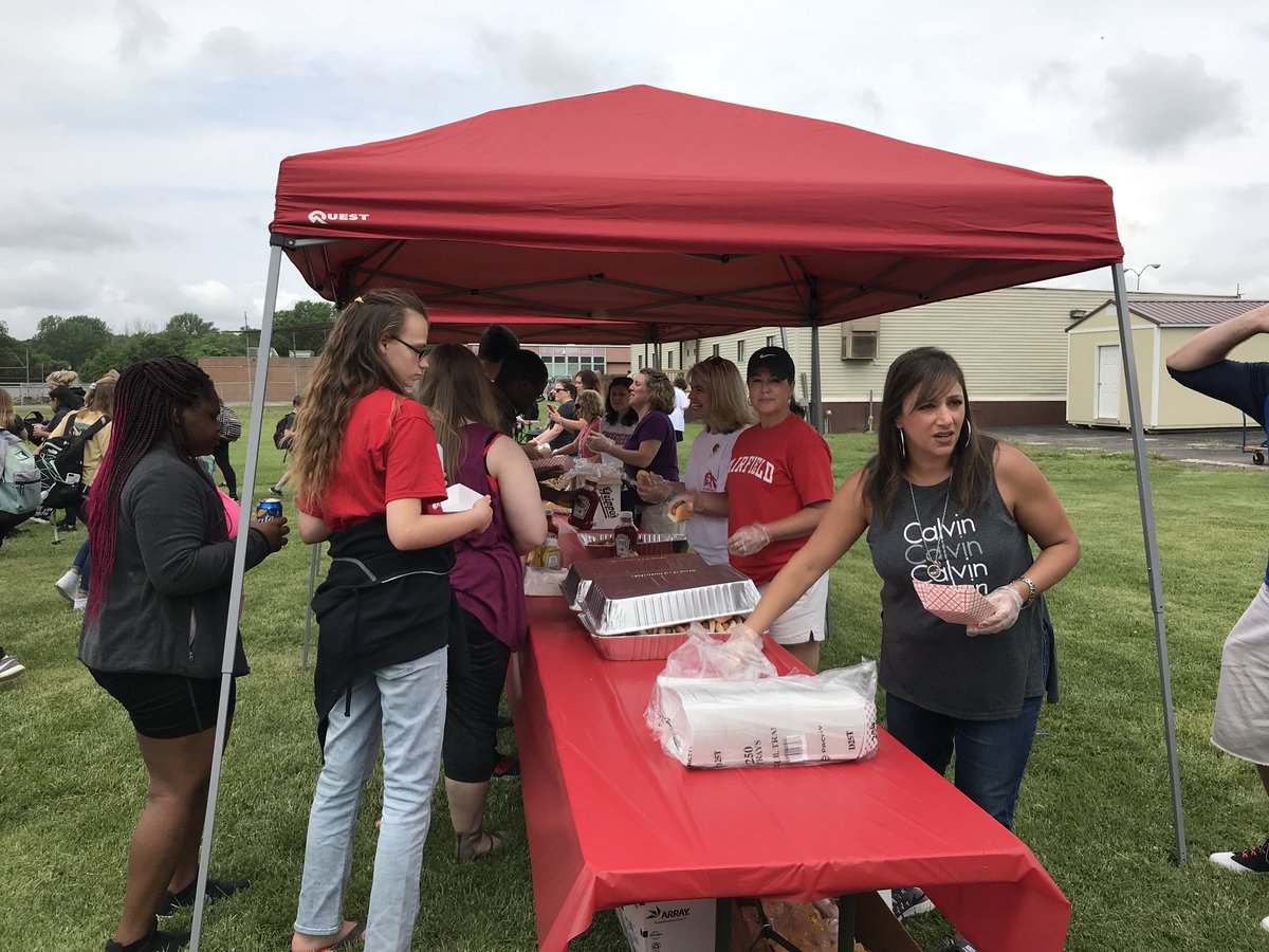 fcsdCompassSC's tweet photo. Games, music &amp; food! Fantastic 8th grade celebration going on thanks to our wonderful PTC! #weloveourptc #csidems18 https://t.co/Yx5ouDamPF