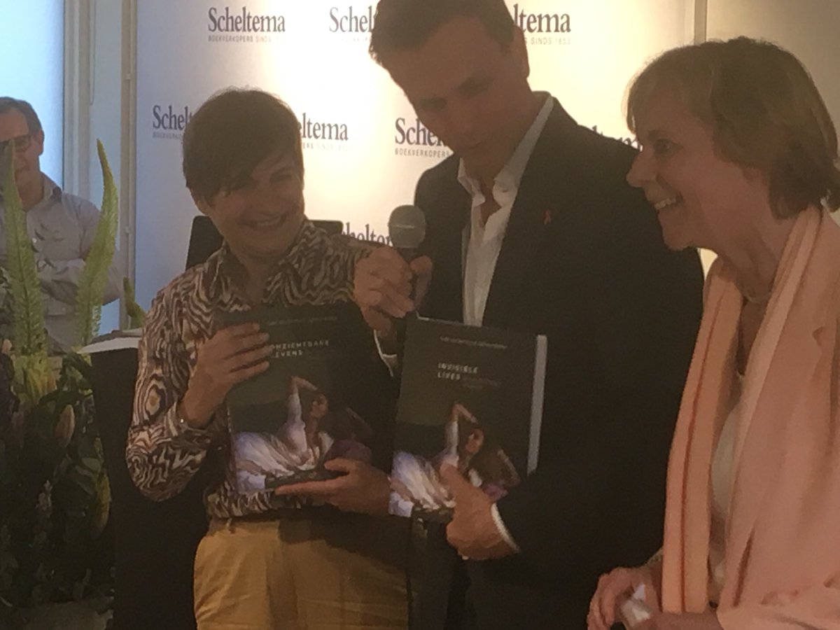 mvsteenbergen's tweet photo. Vol huis bij Scheltema voor een aangrijpende voorstelling van het boek Onzichtbare levens. Hiv aan de rand van de samenleving https://t.co/u63gSEFar5 @Lannoo @Dorine_Holman @coletvanderven @adriaanbacker @ministerPloumen @NeelieKroesEU https://t.co/ljOPNz3pwp