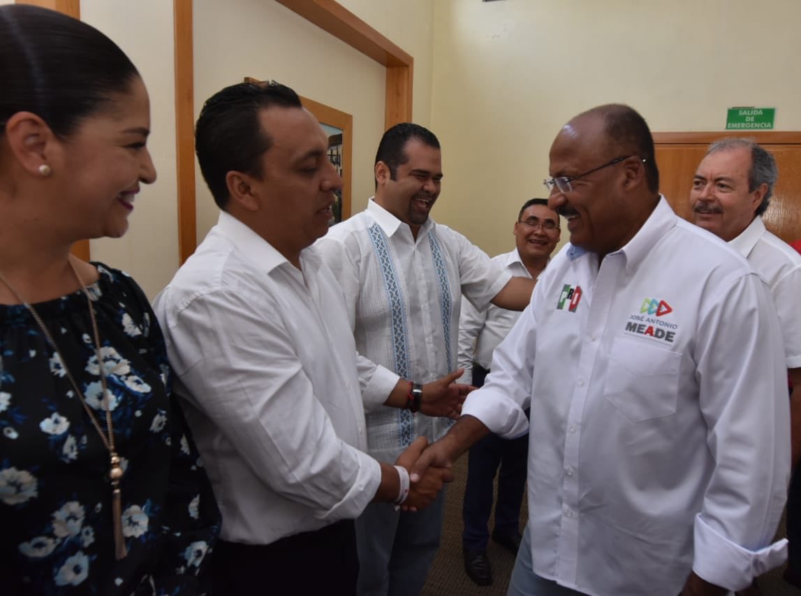 Me encuentro en #Morelia, #Michoacán, saludando con mucho gusto a nuestras candidatas y candidatos, dirigencia y estructura del @CDEPRIMICH, a quienes agradezco mucho por recibirme en su tierra. https://t.co/h1ek8ZTPd6
