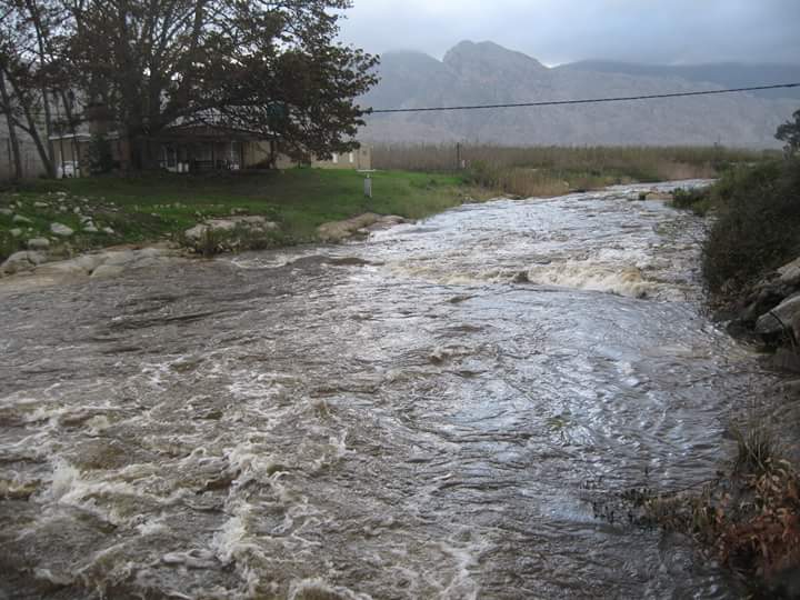 ReenvalSA's tweet photo. Die #Titusrivier vanaand net buite #Ceres voor dit aansluit by die #Dwarsrivier en deur #Michells Pas loop en dan die Breederivier word wat verby #Slanghoek, #Worcester, #Robertson en uitmond naby #Witsand. #Ceres vanoggend $53mm gemeet. Foto Albert Marius Hanekom @zarsg https://t.co/gBmdiyfWXF