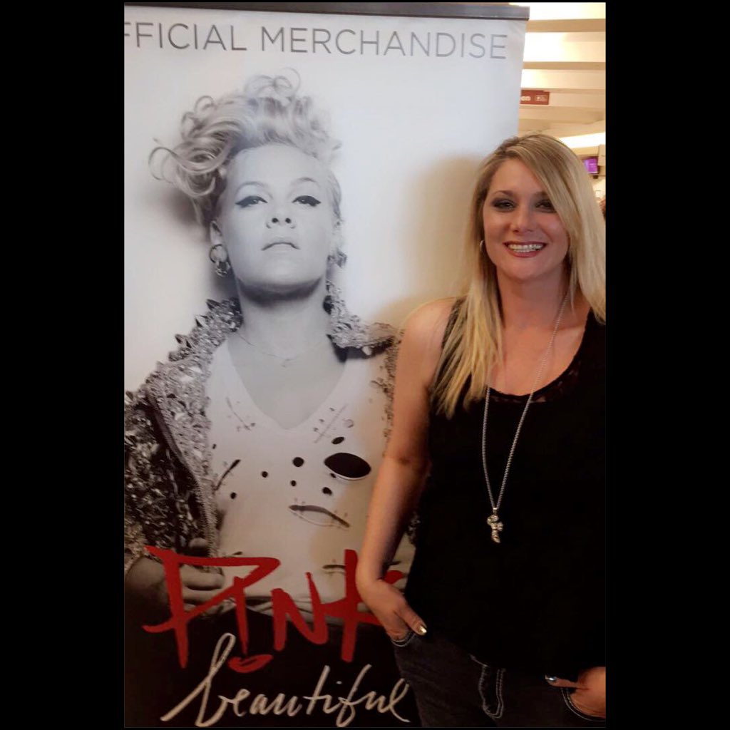 ReneeChollet's tweet photo. #fbf to last week, when I got to hangout with my girl @Pink! 🤩 #BeautifulTrauma 😍 https://t.co/ay7xKQuX77