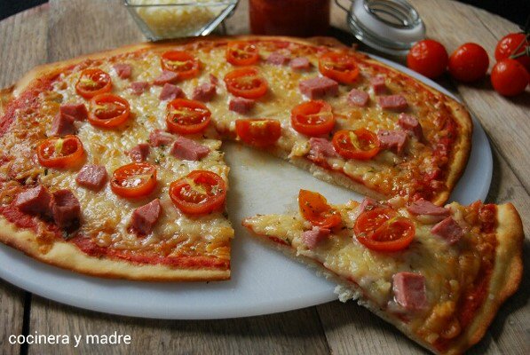 COCINERAYMADRE's tweet photo. Esta noche de viernes es perfecta para cenar una pizza.
Mira que sencilla y rica.
Una pizza margarita a mi manera. Échale un vistazo.
Si te GUSTA 👍 ayúdame DALE 1 RT
https://t.co/7Vr56qpCJL 
#pizza #Recetas #comida #cena #FelizViernes https://t.co/ZnBJDg0JPd