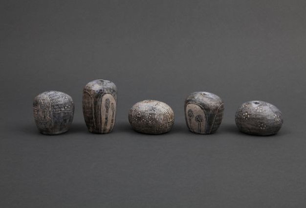 TheArtStable's tweet photo. Yo Thom, pebble pots, in the gallery for #dorsetartweeks 
#yothom #blue #bluepots #blueceramics #pebblepot #pebblepots #japan #japanesepottery #japanesepotter #fontmellmagna #artindorset #ceramicsindorset https://t.co/Jb23tAPlC5