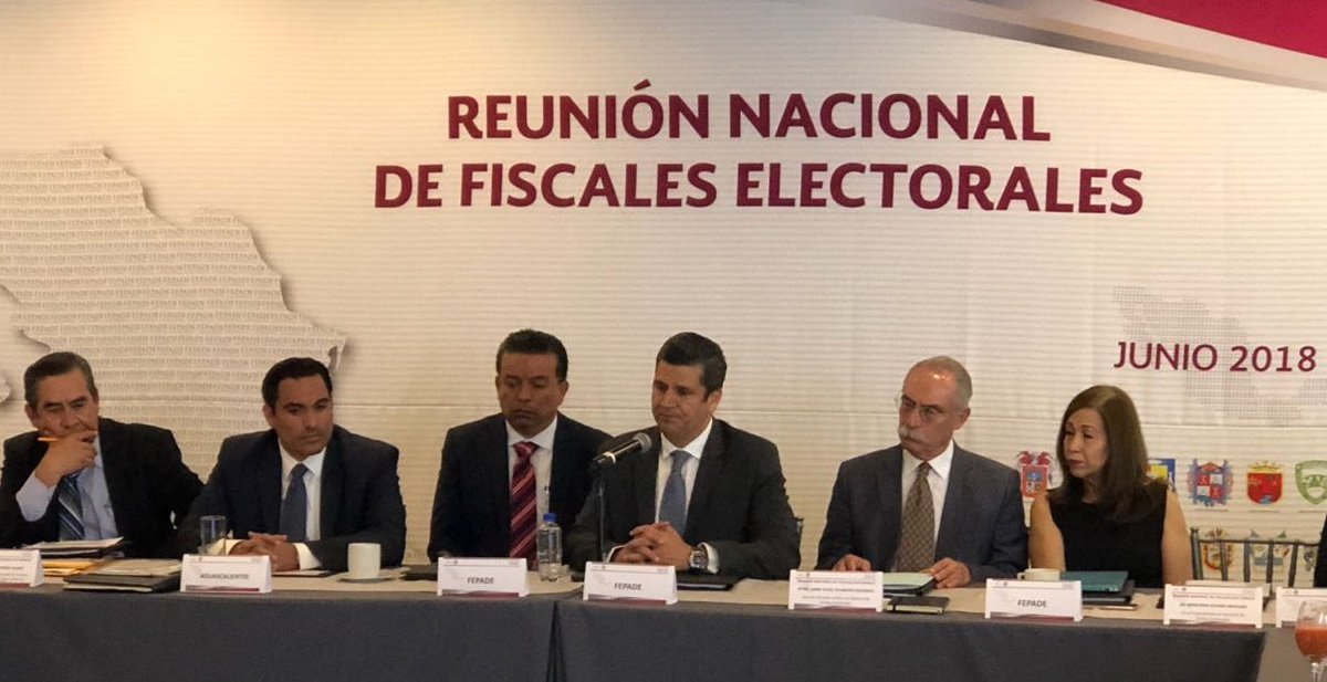 RSuro's tweet photo. Me encuentro en la reunión nacional de Fiscales Electorales en CDMX, el trabajo en equipo de las Fiscalías Locales y @FEPADE_Mex es el camino para tener los mejores resultados en el presente #ProcesoElectoralLocal2018. https://t.co/W2vht37tCQ