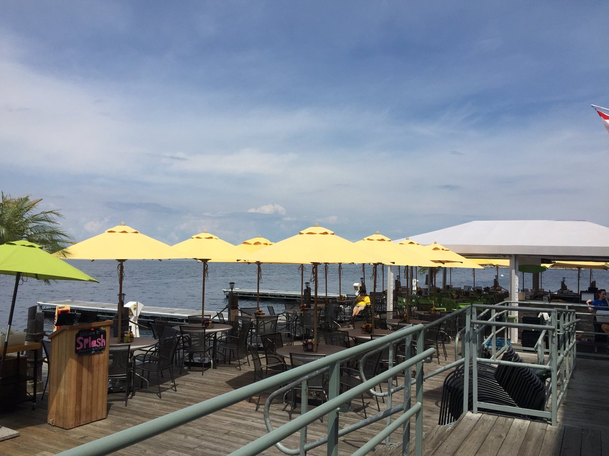 Check out our HOURLY slips specifically designed for you, the public! Stop by Splash! for some dockside lunch and the best view of the sunset in town.

The first hour of dockage is free, and only $5 per hour after that!