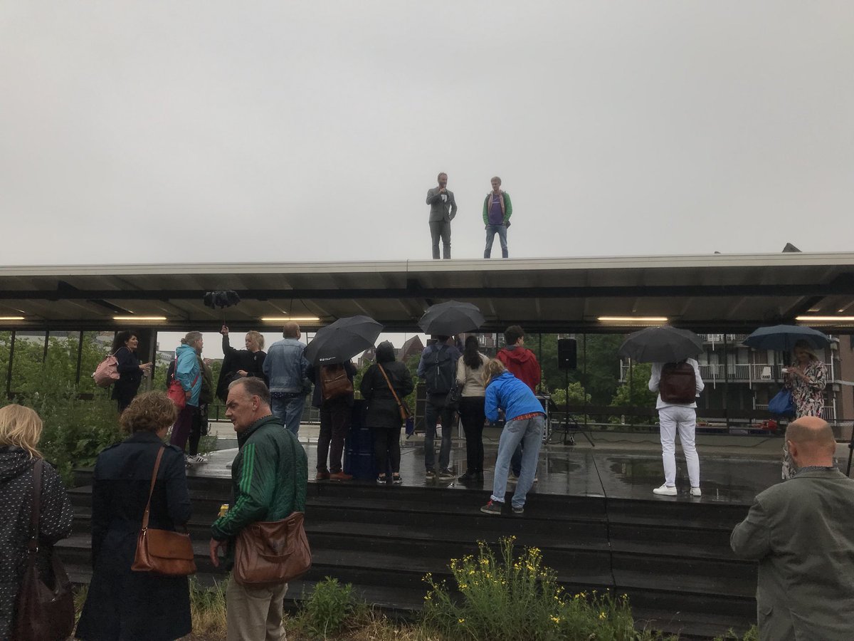 Festivaldirecteur <a href="/Leonge/">Leon van Geest</a> zoekt het wat hoger op tijdens opening Dakendagen. Wij staan morgen op ‘t dak van de Hoge Wiek. #dakendagen