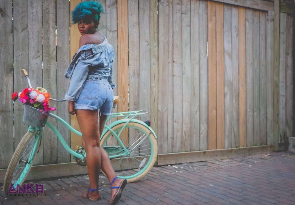 ankh_production's tweet photo. black girl & her vintage bike
Book on https://t.co/7rpIUfclJf
#AnkhProductions #TheStampede #blackbusiness #blackfemalephotographer #canonphotography #indianaphotographer #agameoftones #photographyislife #shotwithlove #milliondollarvisuals #artofvisuals #fatalframes #afropunk https://t.co/y1jzf0cPRX