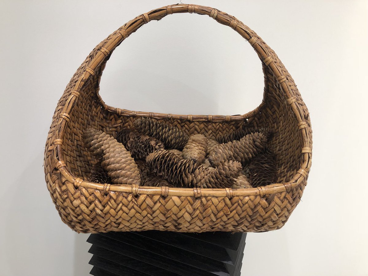 BaltaJoyero's tweet photo. No nos digáis que no tenéis un espacio idóneo para esta cesta con asa, confeccionada en ratán etnia por Hanbel. 

¿Revistero o leñero? Y a un precio especial con un descuento del 50% en Balta [de 120 a 60 euros]. ¡Solo tenemos una! #leonesp https://t.co/kvuzi5y6Wu
