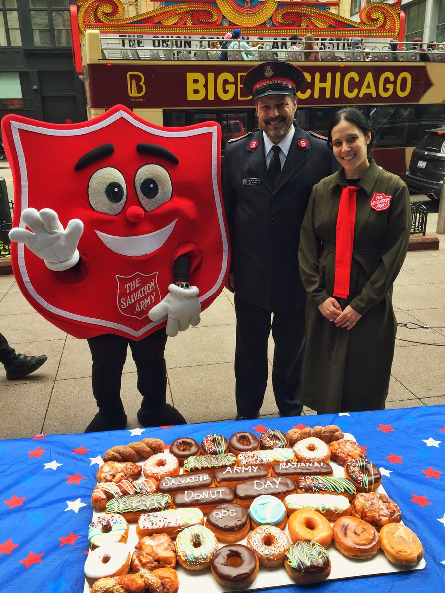 salarmynci's tweet photo. Waiting for our time on ABC to celebrate #NationalDonutDay! It started here in #Chicago in 1938 to honor “donut lassies” from WWI. And look at these donuts from Clyde’s! https://t.co/v2Rf9OQOFc