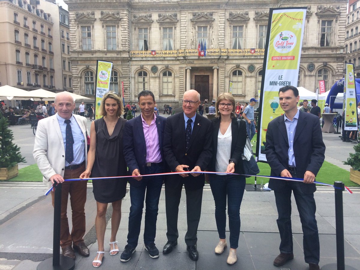 ffgolf's tweet photo. Belle 1ère journée pour le Ryder Cup Golf Tour @villedelyon ! 😊⛳️🇫🇷 Rdv demain de 10h à 18h place des Terreaux pour découvrir le #golf ! #rydercupgolftour #rydercup2018 https://t.co/kvIK4xa6Aa