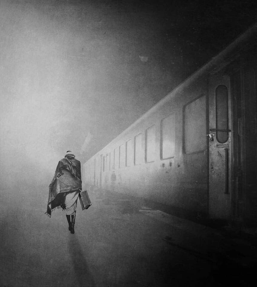 "Algún día en cualquier parte, 
en cualquier lugar 
indefectiblemente 
te encontrarás a ti mismo, 
y ésa, sólo ésa, 
puede ser la más feliz 
o la más amarga de tus horas." 

~Pablo Neruda

[📷 Moonglow]