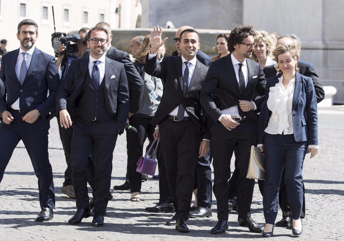 virginiaraggi's tweet photo. Auguri di buon lavoro al presidente del Consiglio Giuseppe Conte e ai suoi ministri. I cittadini aspettavano da tempo il #governodelcambiamento. Dopo Roma realizziamo un altro sogno. Avanti a testa alta: https://t.co/HAGUeBwzxw https://t.co/uzW3e3RsDO