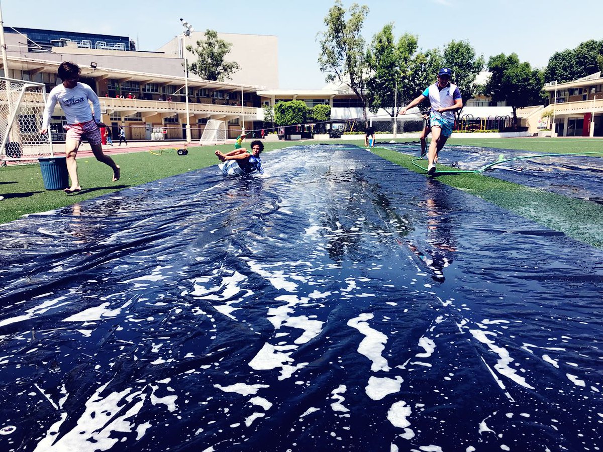 ASFGdl's tweet photo. #ASFGHighSchool Nuestros alumnos de último año de preparatoria se deslizan en agua para defenderse de la ola de calor ¡Qué divertido! @Brian_Zink @julievilland @davidmcgrath94 https://t.co/hlj1qPZkMi
