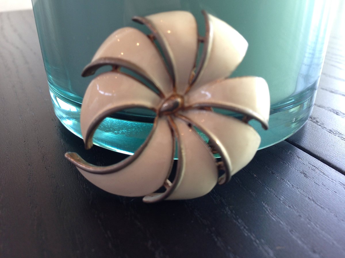 lovesuspiro's tweet photo. Totally Vintage White Brooch https://t.co/EwI9qjQrlg #jewelry #brooch #white #silver #whitebrooch #vintagebrooch #1960s #1960sbrooch #costumejewelry https://t.co/NSYnVxHkx1