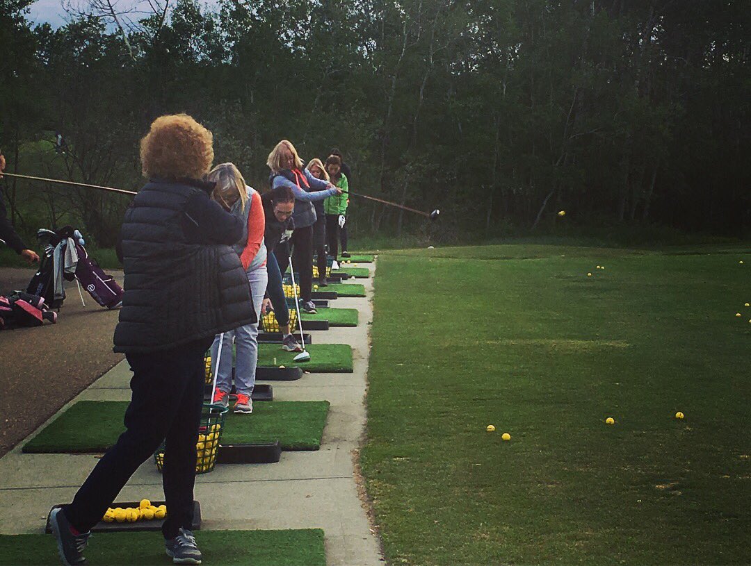 BelvedereGCC's tweet image. Ladies’ Golf &amp;amp; Wine kicked off again last night and was a blast! #belvederegcc #whyibelong #ladiesgolf #lpga #winetime