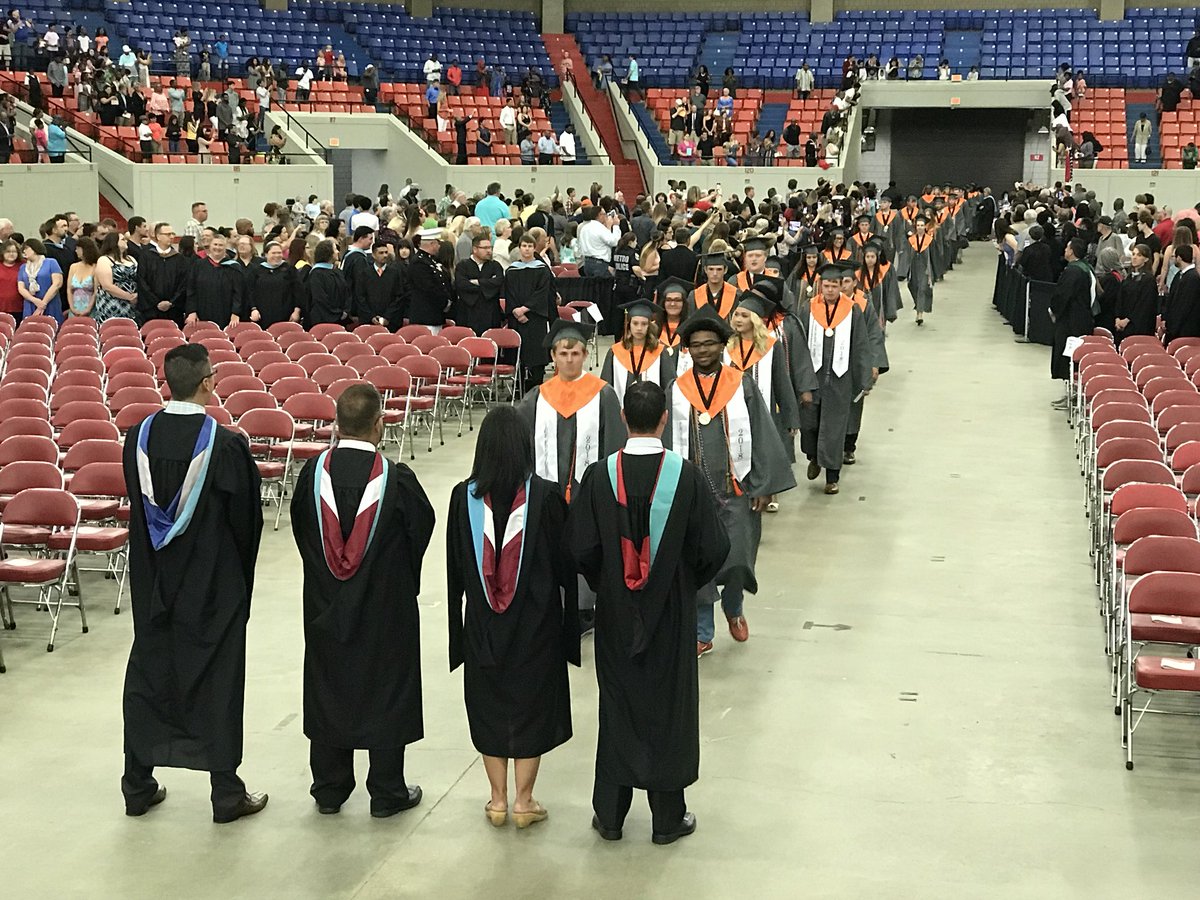 ChrisBradyKY's tweet photo. Congratulations to the @FernCreekHigh Class of 2018! #Creekers have got this on lock.
#WeAreJCPS #JCPS2018 #FCProud https://t.co/gehSpWzYcB