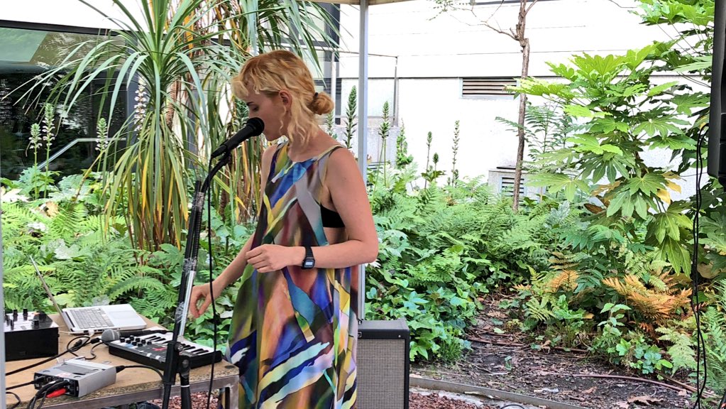 medialabMM's tweet photo. Ahora mismo, en nuestro jardín 🌴🌱☘️🌿 concierto de Beatriz Vaca (Narcoleptica) dentro de la programación del #edcd18 https://t.co/EWbQt5howv