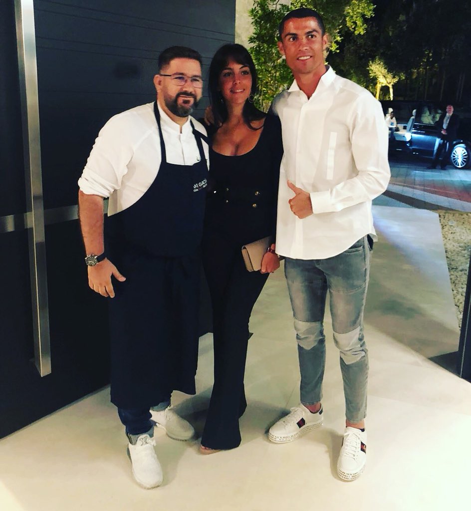 danigarcia_ca's tweet photo. Cocinando para alguien especial... La Zagaleta (Marbella) !! 

@Cristiano  &amp;  Gio. https://t.co/gnHsVbYHxY