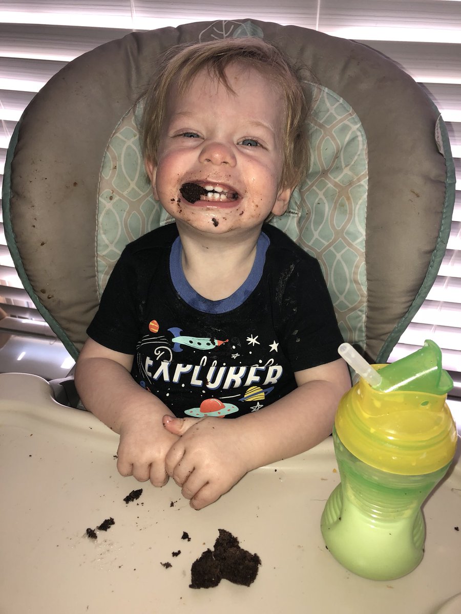 LaurenMatter's tweet photo. #NationalDonutDay #howshowie @LaryenS he needs a bath! https://t.co/8owoJmVNop