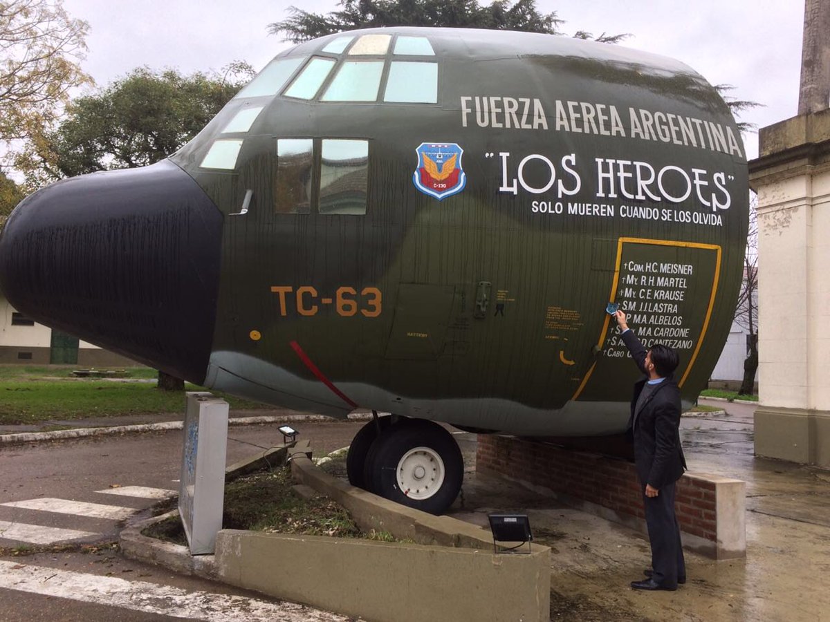 FuerzaAerea_Arg's tweet photo. Ezequiel Martel obsequió un cuadro al jefe de la #IBrigadaAérea con fotografías de los restos del #C130 #Hercules #TC63 hallados en su viaje a Malvinas en diciembre de 2017. #36Aniversario #55Héroes #FamiliaAeronáutica  #PorSiempreMalvinas #FAA https://t.co/J3wVBF0DGr