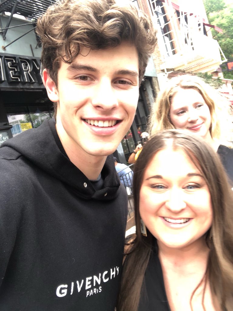 Court_Distefano's tweet image. @ShawnMendes I love you so so much. Thank you for taking this pic with me. You have no idea how special this made my birthday even if it was for a minute. All the wrong that’s happened in my life lately, you and your music is the only thing right. So proud to be your fan. ❤️