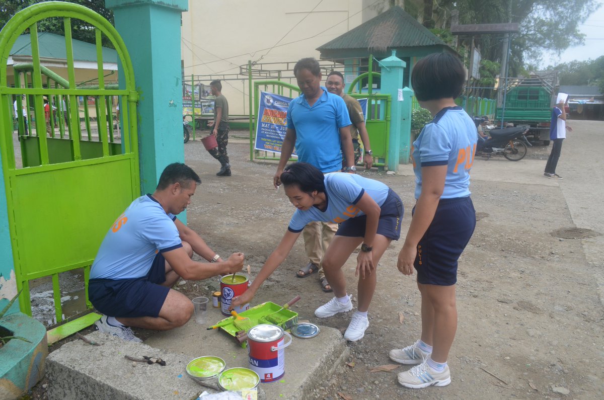 Pclosdn's tweet photo. Brigada Eskwela 2018 at Caraga Regional Science High School (CRSHS) through repainting their perimeter fence on June 1, 2018 9AM. @CrimeLaboratory @rclo_13 https://t.co/vM7BU3BGSl