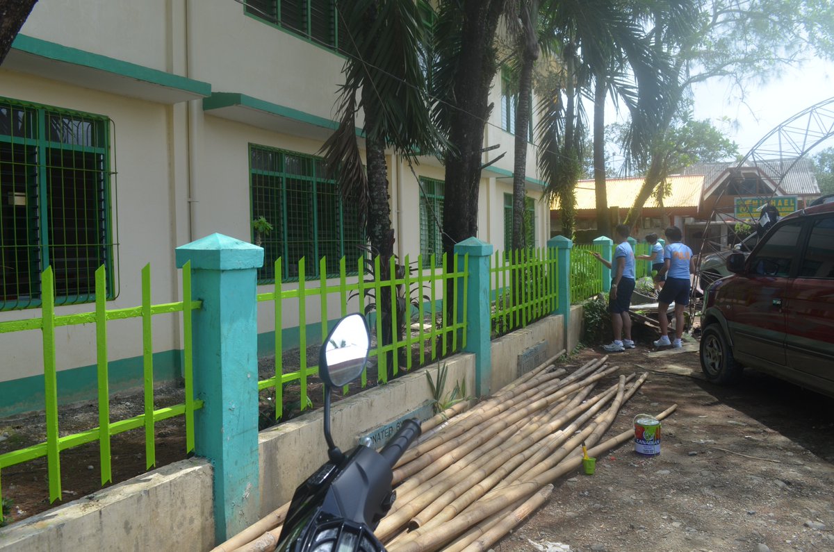 Pclosdn's tweet photo. Brigada Eskwela 2018 at Caraga Regional Science High School (CRSHS) through repainting their perimeter fence on June 1, 2018 9AM. @CrimeLaboratory @rclo_13 https://t.co/vM7BU3BGSl