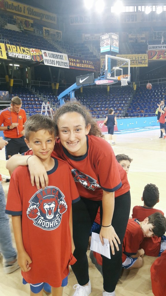 PaulaMartinez6_'s tweet photo. Seguim sumant experiències (avui tarda de bàsquet al Palau) i molts bons moments en equip. 
Gràcies per fer-me tan feliç! #PBM1 #FCBarcelona https://t.co/vXIBs6Ka9g