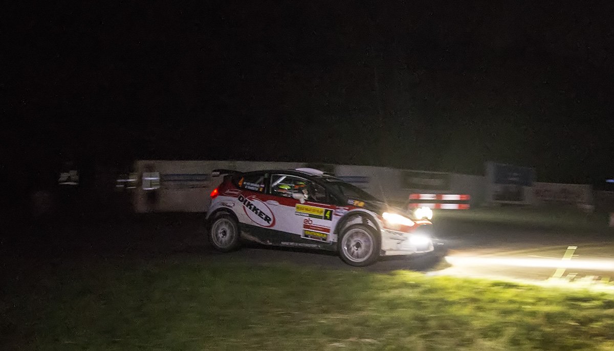 EurolR5's tweet photo. Na een enerverende eerste dag is dit het voorlopige klassement:
1. Kobus 45:08.8
2. van den Brand +00:41.7
3. de Jong +00:55.9
4. van Deijne +01:32.5
5. Debackere +02:31.2
6. Vossen +03:50.7
7. vanIersel  +04:26.7
8.  van Loon  +05:31.2
-----
#EurolR5 #Eurol #ELErally https://t.co/Mn84zd77ld