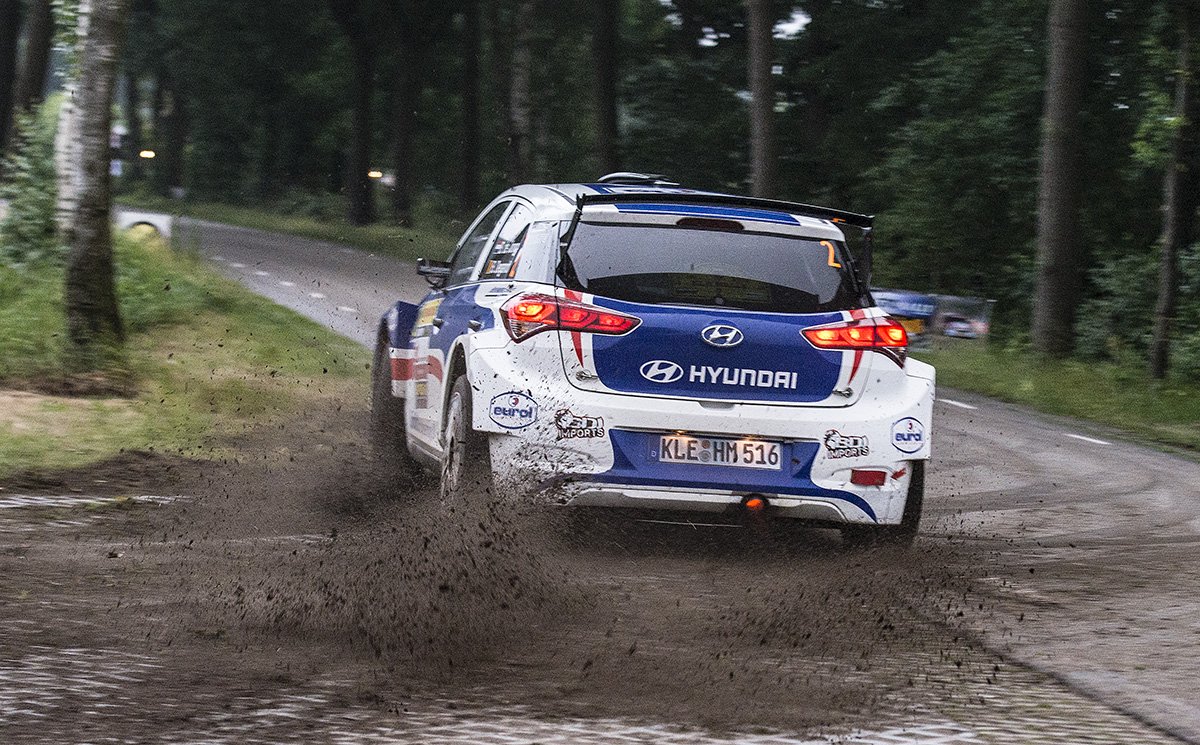 EurolR5's tweet photo. Na een enerverende eerste dag is dit het voorlopige klassement:
1. Kobus 45:08.8
2. van den Brand +00:41.7
3. de Jong +00:55.9
4. van Deijne +01:32.5
5. Debackere +02:31.2
6. Vossen +03:50.7
7. vanIersel  +04:26.7
8.  van Loon  +05:31.2
-----
#EurolR5 #Eurol #ELErally https://t.co/Mn84zd77ld