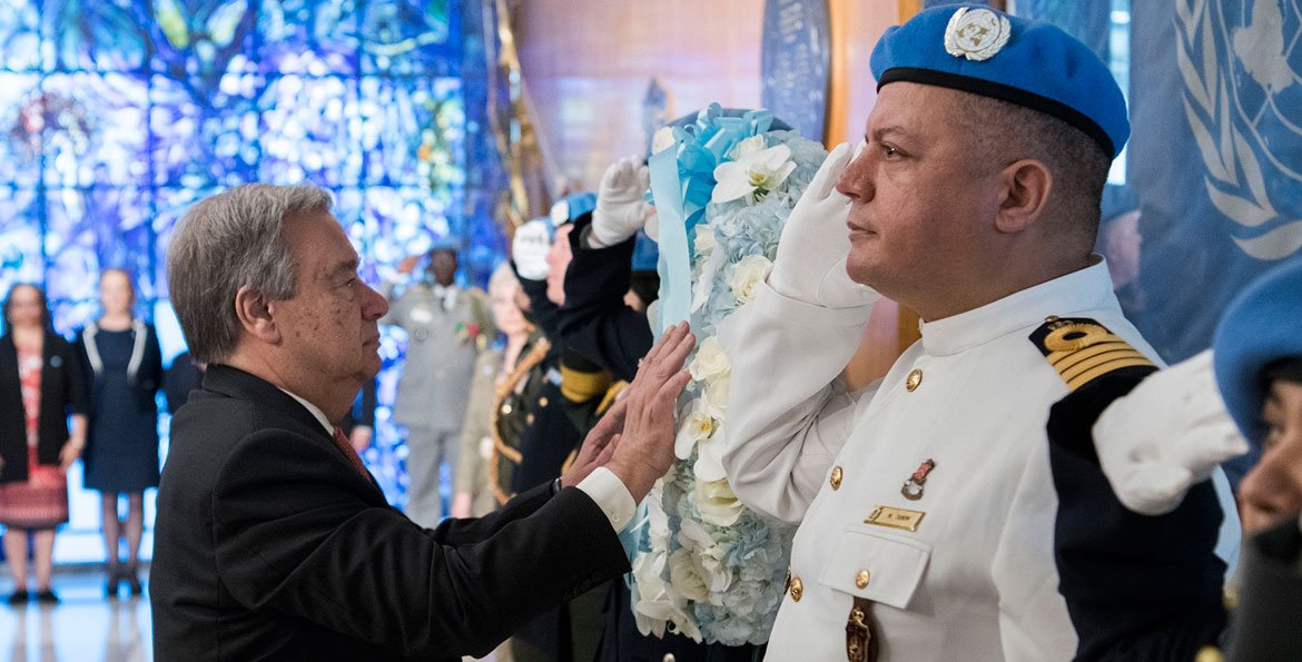 ONUinfo's tweet photo. « Nous sommes à jamais endettés, et ils sont toujours dans nos cœurs » a déclaré @antonioguterres lors de la cérémonie au Siège de @ONU_fr à New York, rendant hommage aux Casques bleus
►https://t.co/xm4WHFvB0X
@UNPeacekeeping 
@Lacroix_UN https://t.co/qCbyonnC0C