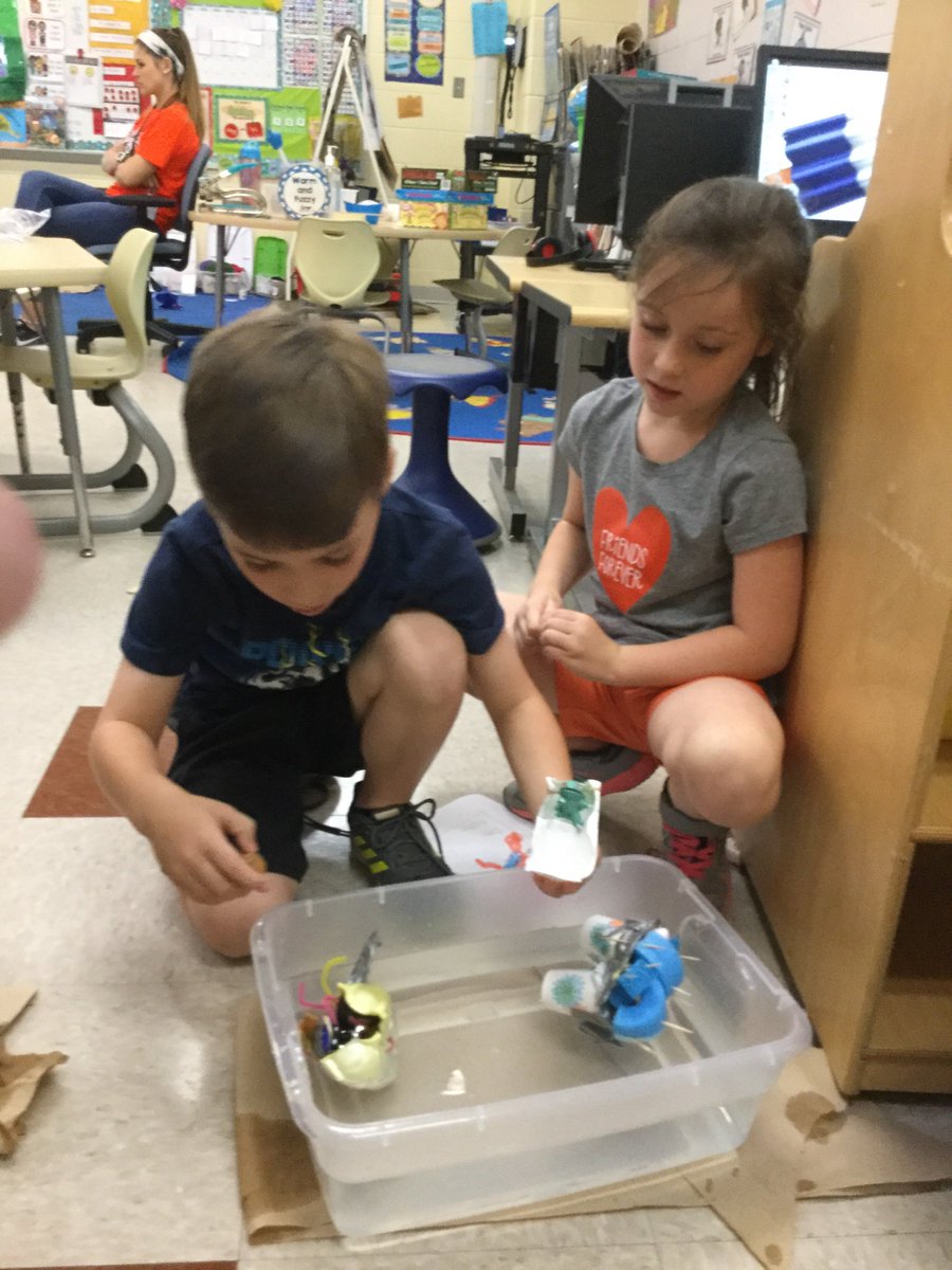 EKirkSTEM's tweet image. Our toys sink. How can we make them float? Mrs. Valcourt’s K friends designed and built devices to keep their toys floating for 30 seconds! @FRESWarriors #pcpsFRES @Lnval23 #sinkfloat #STEM @childengineer