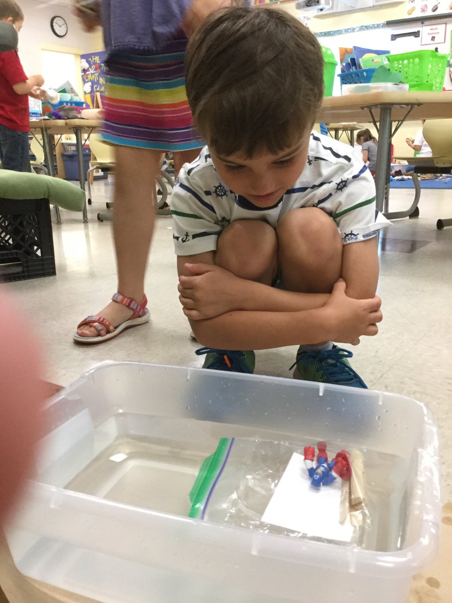 EKirkSTEM's tweet image. Our toys sink. How can we make them float? Mrs. Valcourt’s K friends designed and built devices to keep their toys floating for 30 seconds! @FRESWarriors #pcpsFRES @Lnval23 #sinkfloat #STEM @childengineer